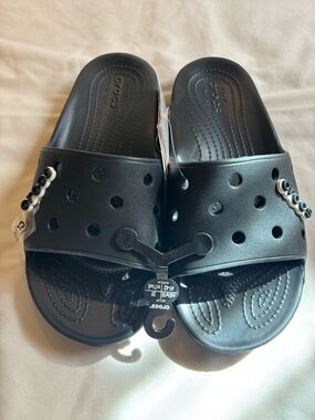 New Crocs Classic Slide Black M8 W10 NWT Authentic w/ Crocs Logo Charms D531